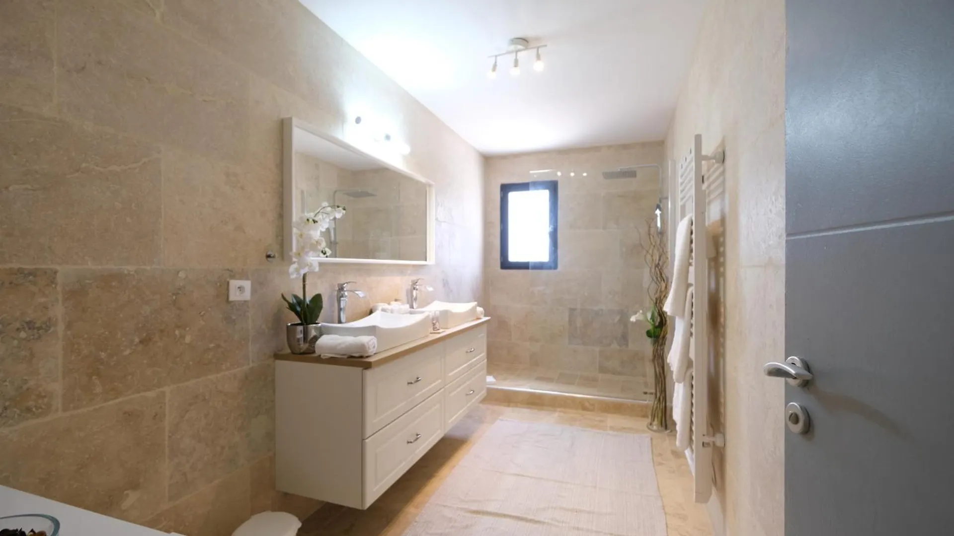 Camargue Family Retreat: Charming House with Pool near Arles Center Villa