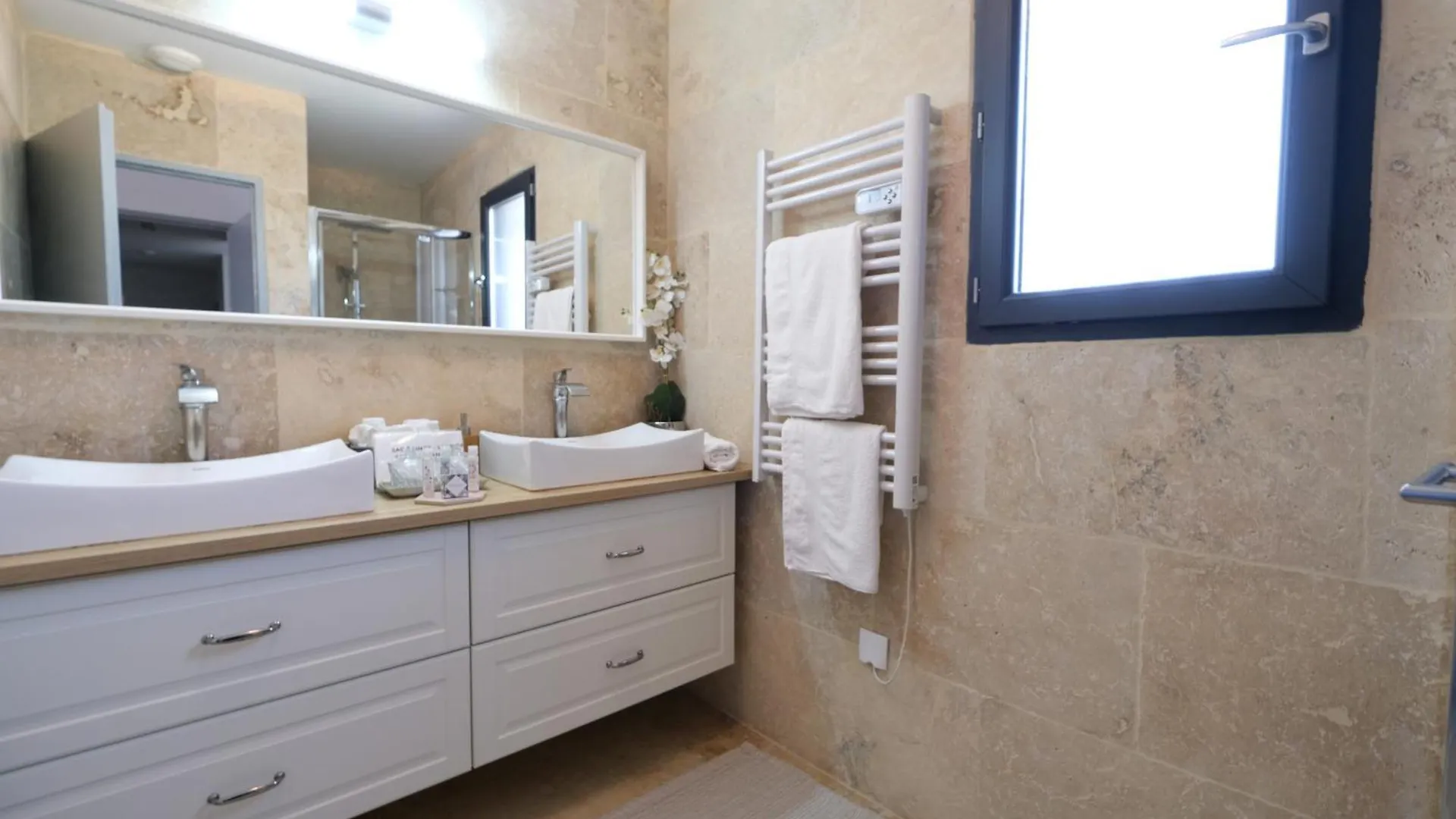 Camargue Family Retreat: Charming House with Pool near Arles Center Villa