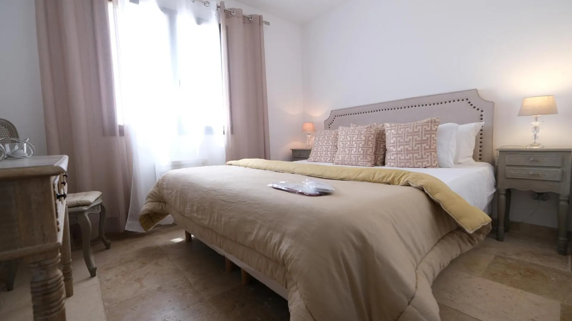 Camargue Family Retreat: Charming House with Pool near Arles Center Villa France