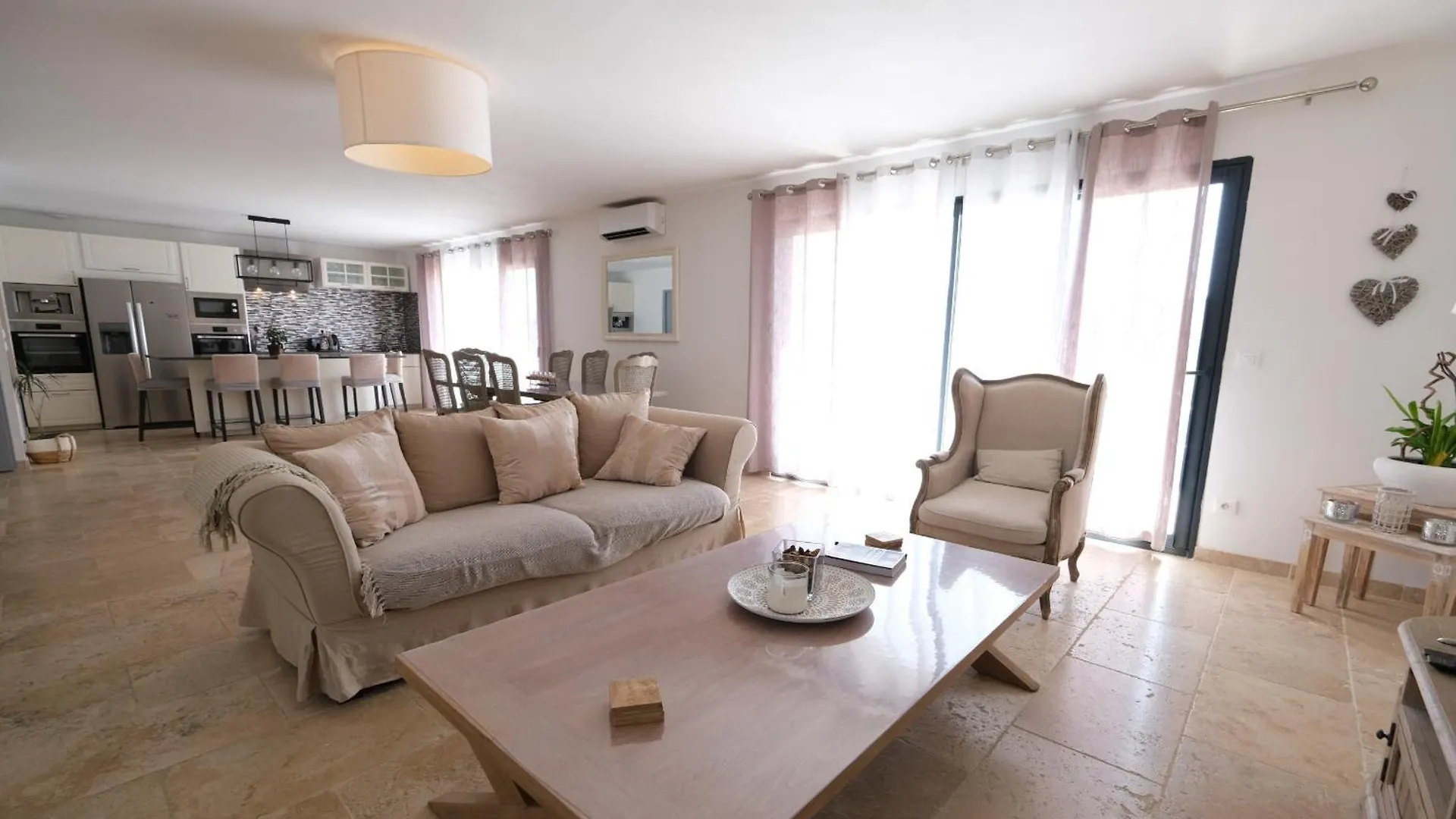 Camargue Family Retreat: Charming House with Pool near Arles Center Villa