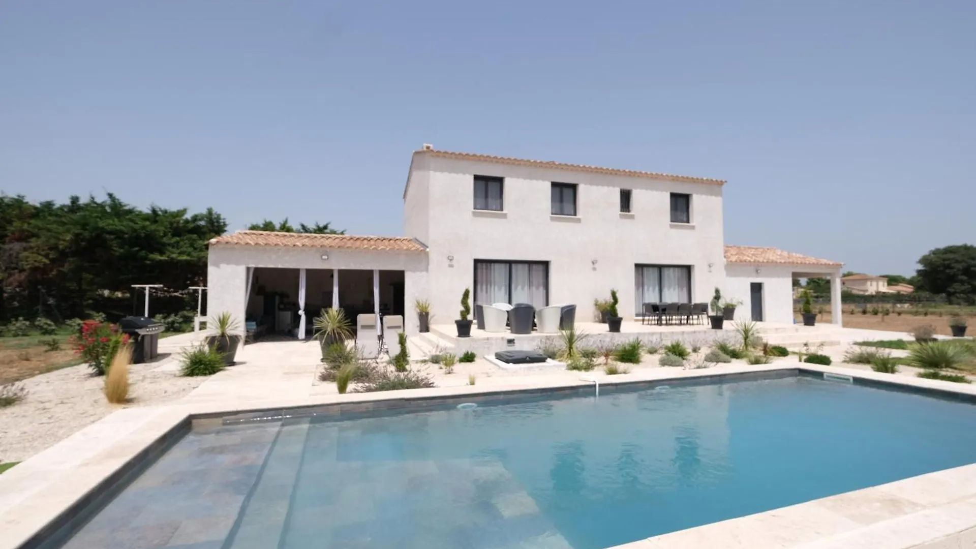 Camargue Family Retreat: Charming House with Pool near Arles Center Villa
