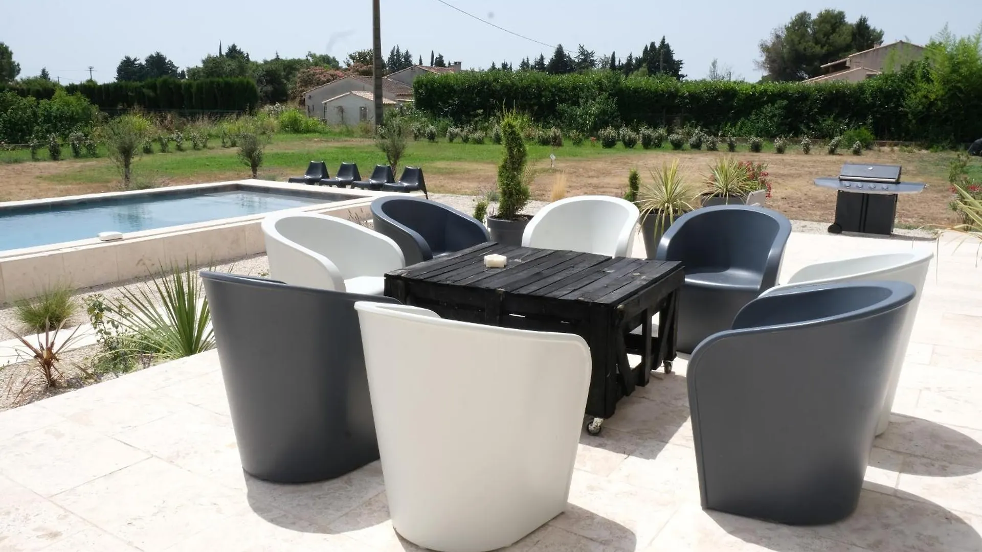Camargue Family Retreat: Charming House with Pool near Arles Center Villa